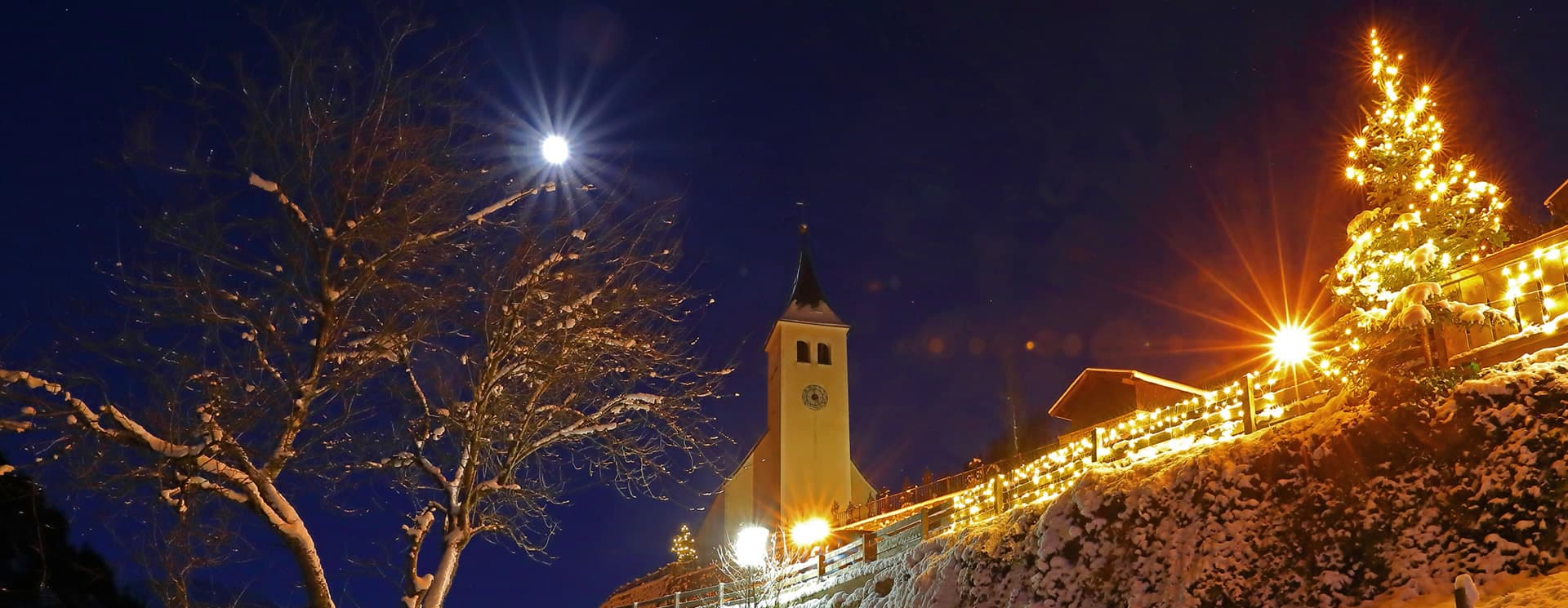 Beleuchtete Großarler Kirche beim Salzburger Bergadvent im Großarltal